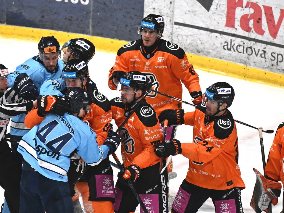 Na snímke šarvátka počas zápasu 44. kola hokejovej Tipsport ligy HC Košice - HC Slovan Bratislava.