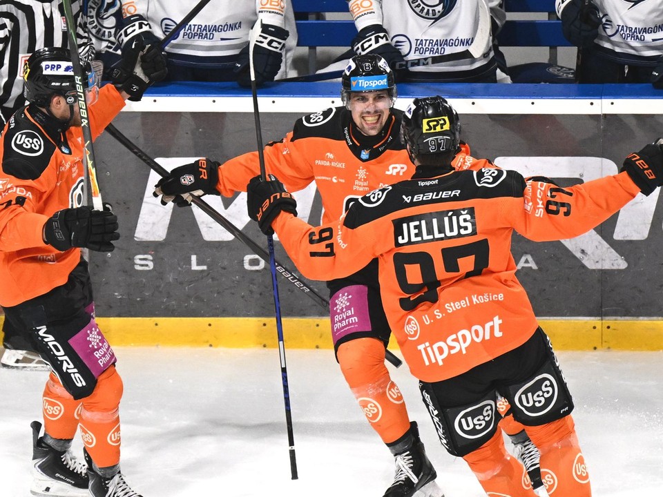 Radosť hráčov Košíc po prvom góle počas zápasu 47. kola hokejovej Tipsport ligy HC Košice – HK Poprad.