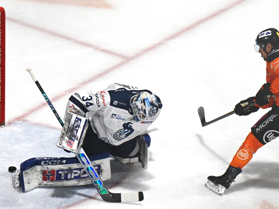 Na snímke vľavo brankár Filip Belanyi (Poprad) inkasuje prvý gól, vpravo autor gólu Šimon Petráš (Košice).