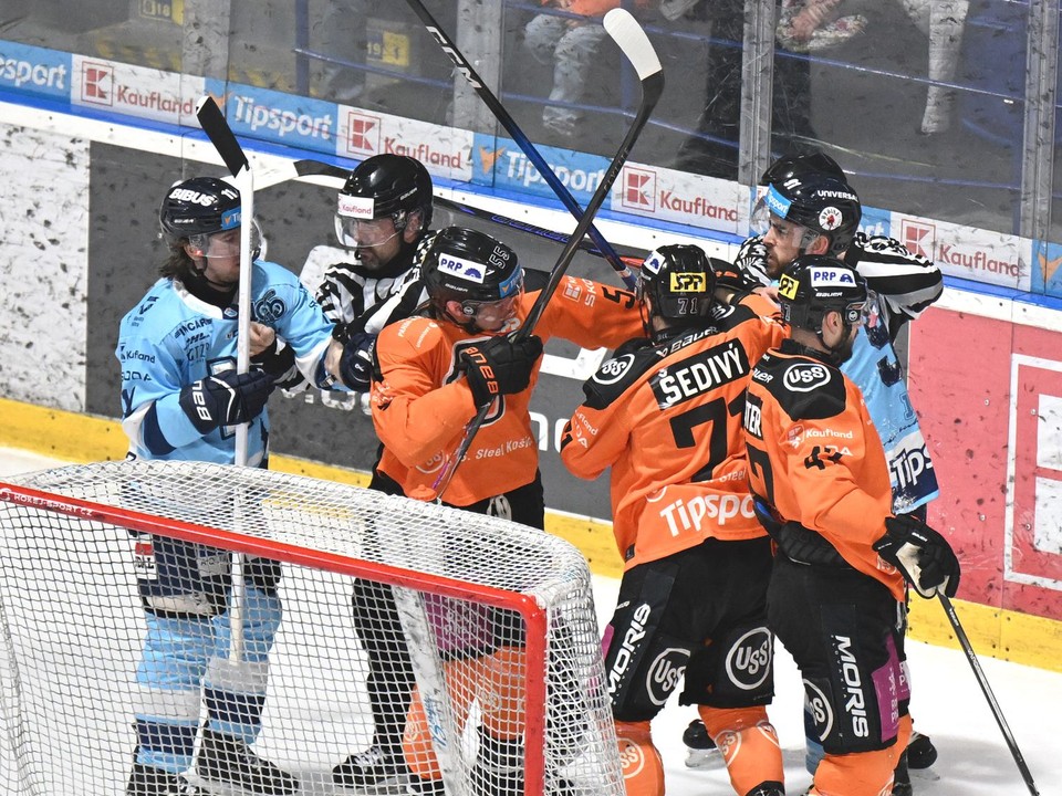 Šarvátka počas zápasu 49. kola hokejovej Tipsport ligy HC Košice - HK Nitra.