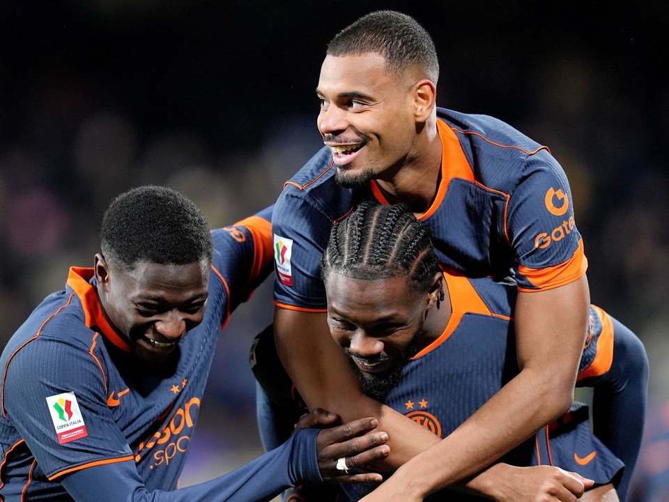 Andy Diouf sa teší z gólu so spoluhráčmi Intera Miláno.
