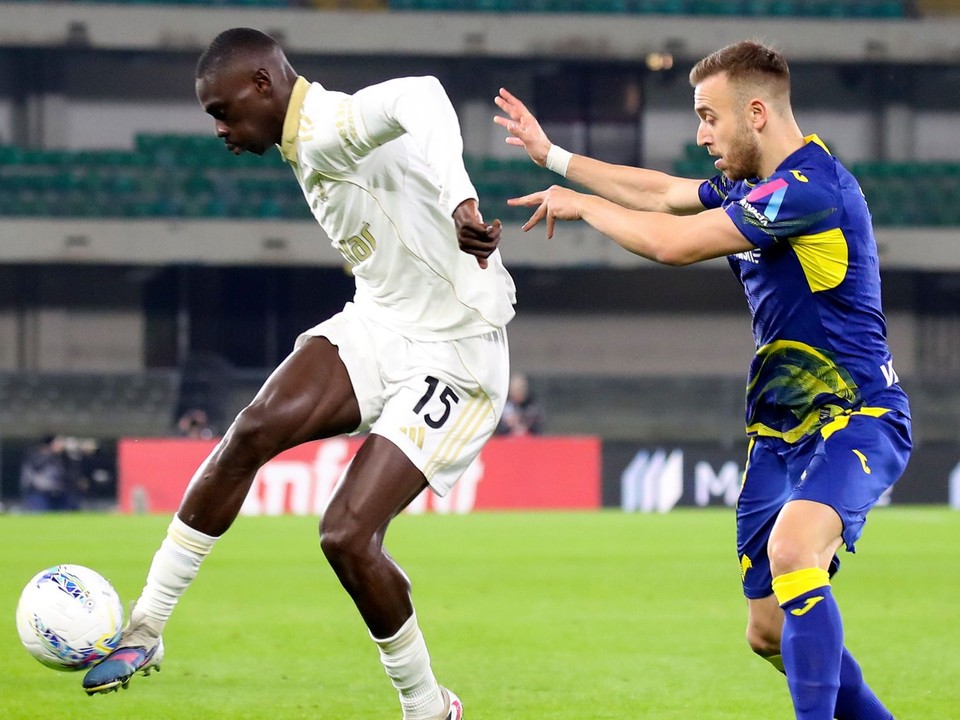 Hráč Pisy Idrissa Toure (vľavo) a hráč Verony Sandi Lovrič bojujú o loptu počas zápasu 24. kola talianskej Serie A .