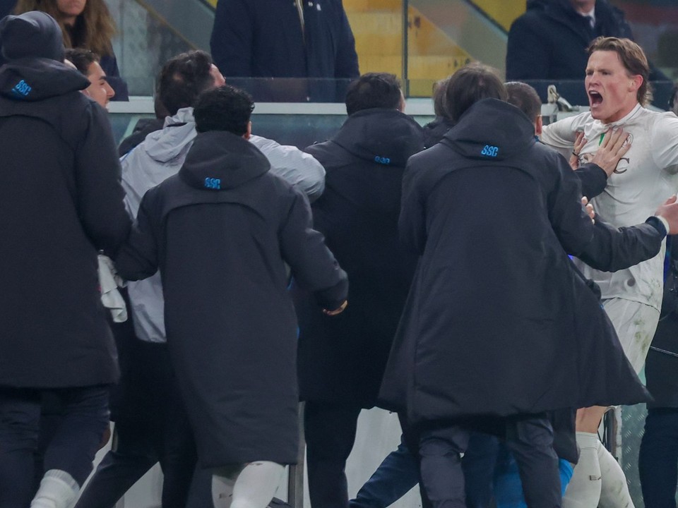 Scott McTominay oslavuje gól.