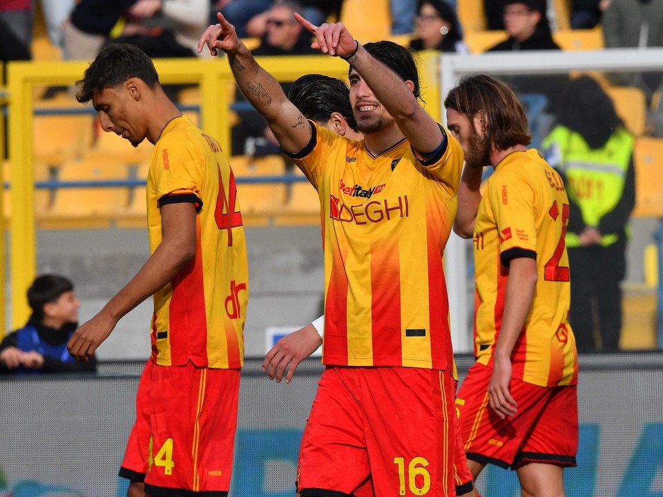 Lecce oslavuje gól. 