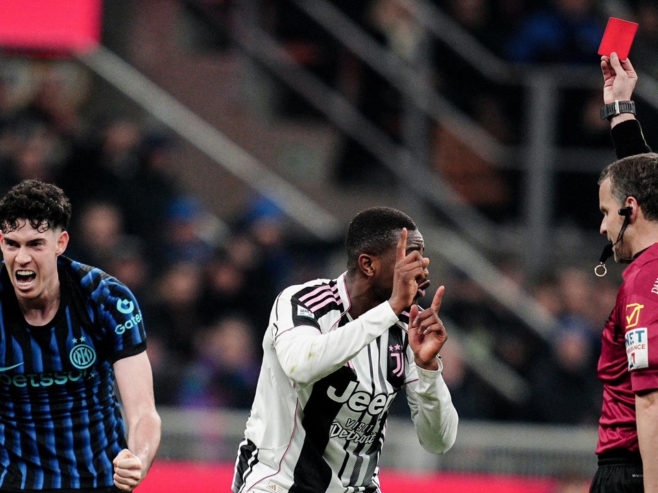 Pierre Kalulu (v strede) reaguje na červenú kartu. Alessandro Bastoni (prvý zľava) oslavuje rozhodnutie rozhodcu.