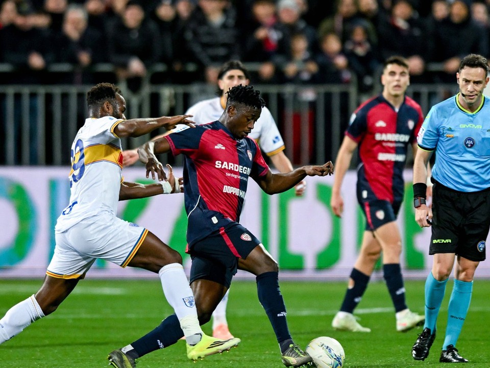 Hráč Cagliari Ibrahim Sulemana Kakari (uprostred) v akcii v zápase talianskej ligy Serie A Cagliari Calcio - US Lecce.