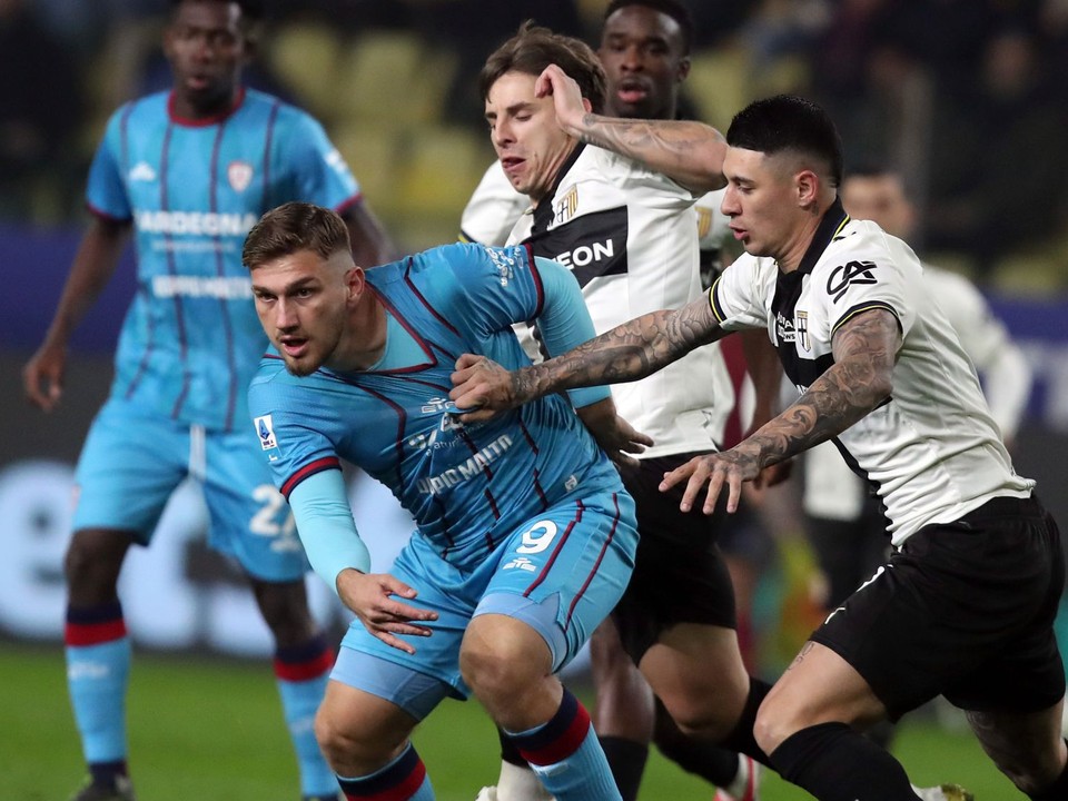 Hráč Parmy Lautaro Valenti (vpravo) a Semin Kilicsoy z Cagliari v zápase 27. kola talianskej Serie A Parma Calcio - Cagliari Calcio.
