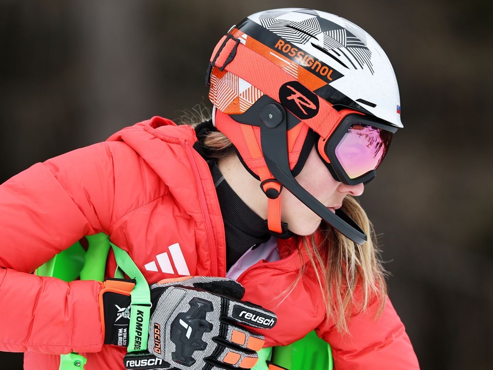 Petra Vlhová počas prehliadky trate pred tímovou súťažou na ZOH 2026.