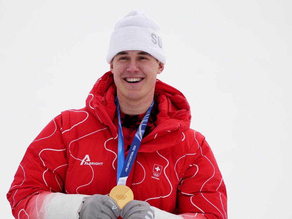 Franjo von Allmen pózuje so zlatou medailou po výhre v super-G.