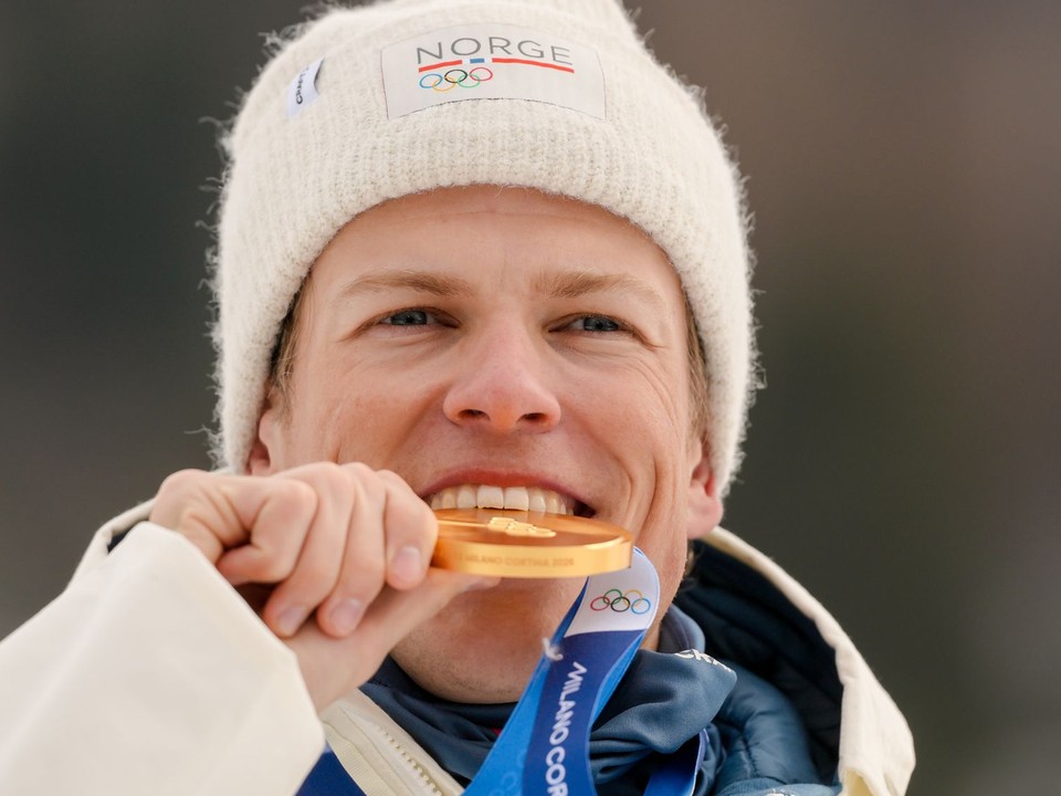 Johannes Hoesflot Klaebo so zlatou medailou na ZOH 2026.