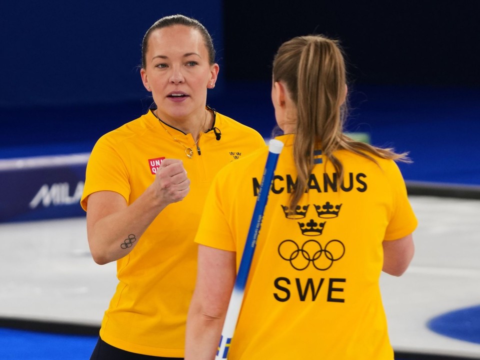Švédky oslavujú triumf v curlingu na ZOH 2026.
