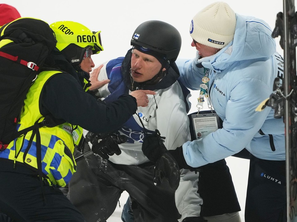 Fín Elias Lajunen so zdravotníkom.