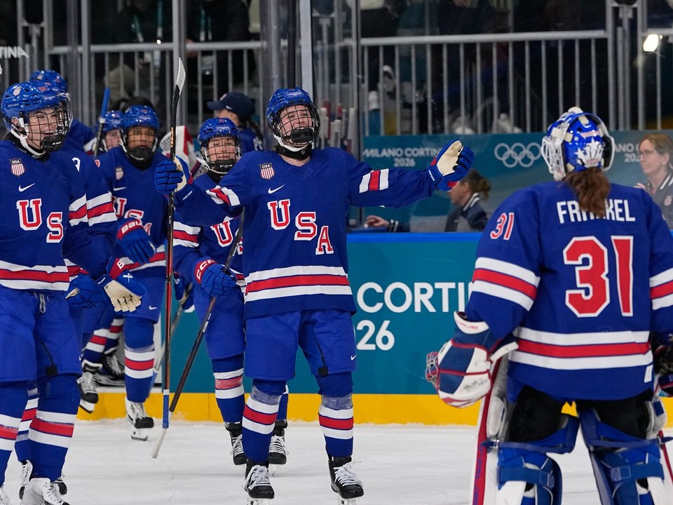 Hokejistky USA oslavujú gól. 