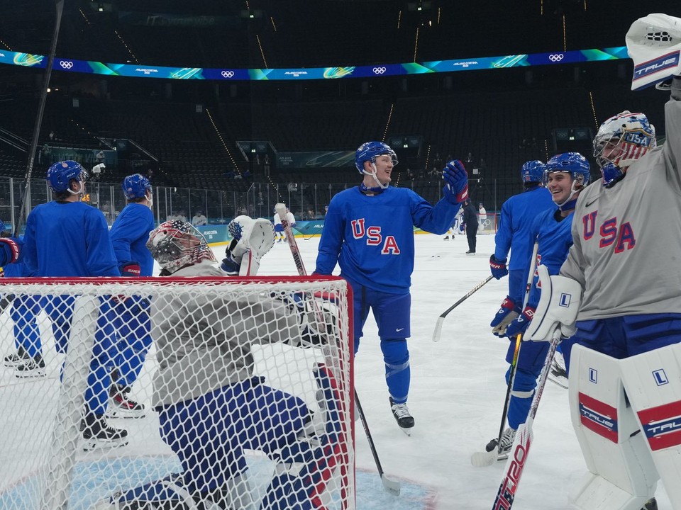 Americkí hokejisti počas tréningu.