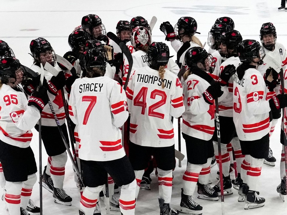 Kanadské hokejistky oslavujú víťazstvo.