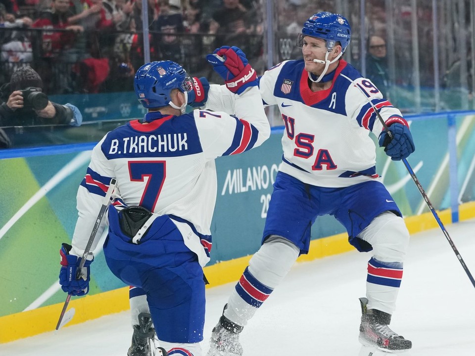 Bratia Brady Tkachuk a Matthew Tkachuk v drese USA počas ZOH 2026.