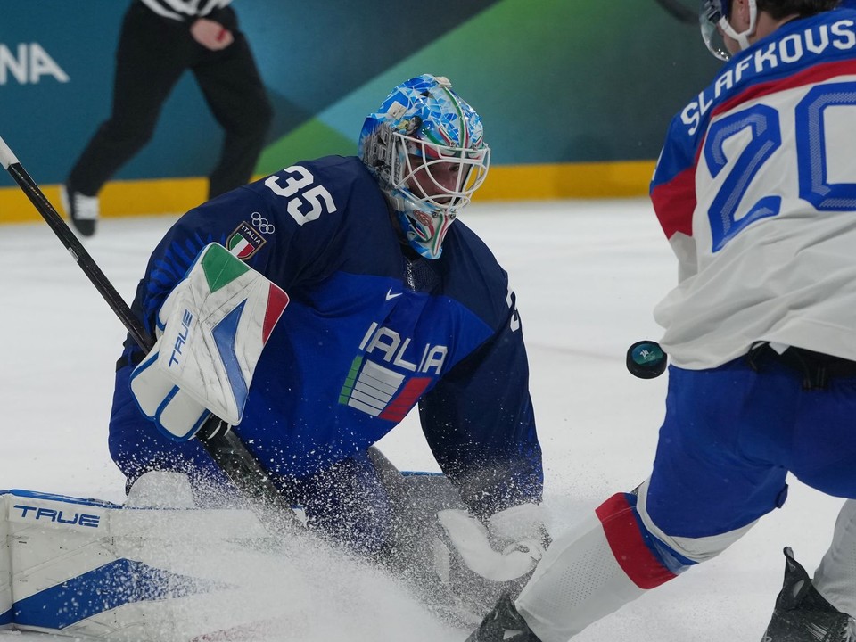 Brankár Davide Fadani a Juraj Slafkovský počas zápasu Taliansko - Slovensko na ZOH 2026.