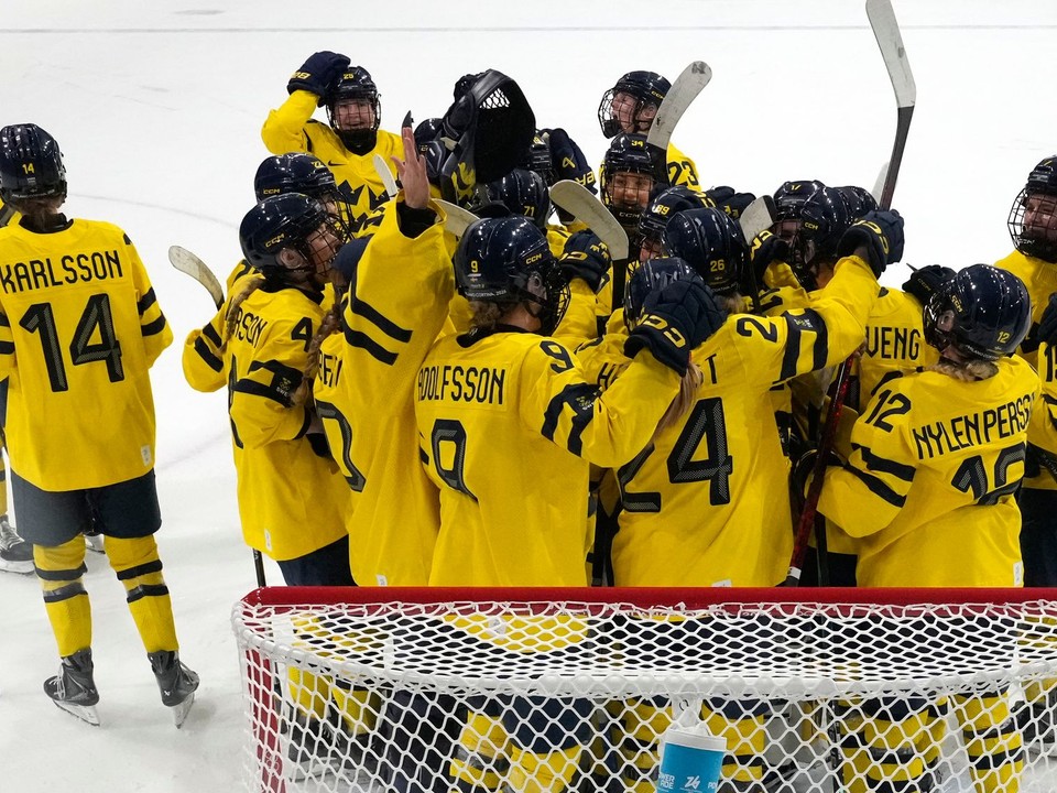 Švédky oslavujú postup do semifinále.