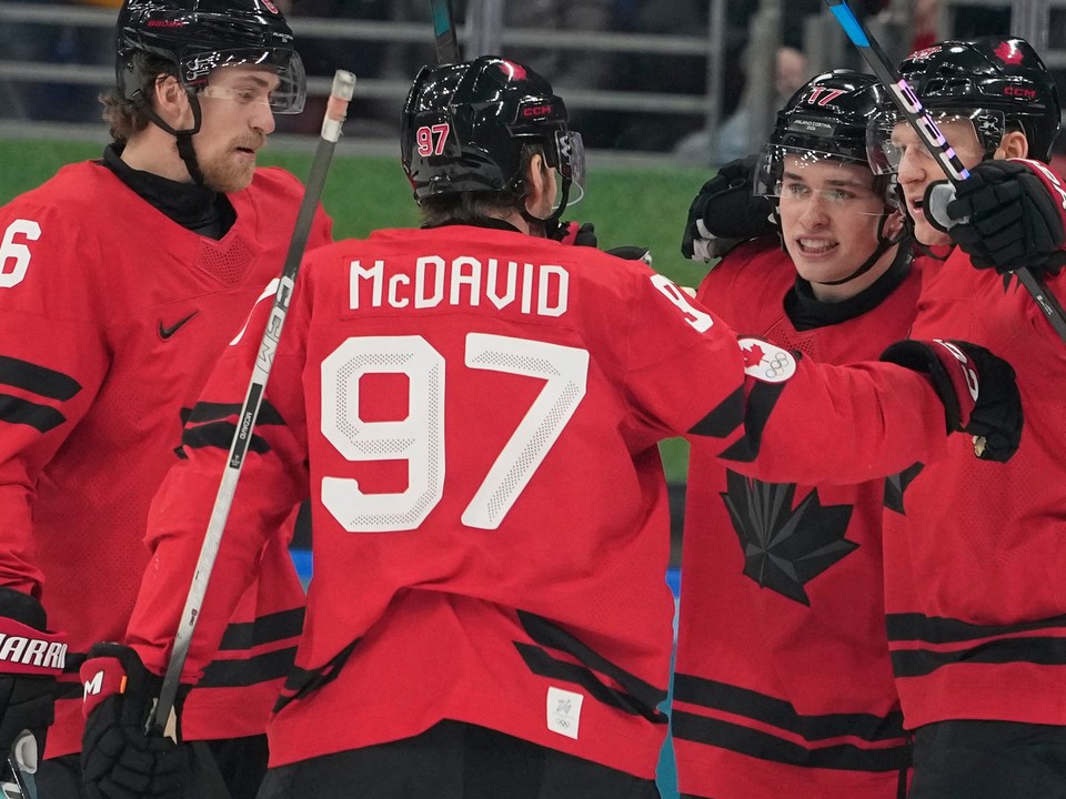 Hokejisti Kanady oslavujú gól proti Švajčiarsku.