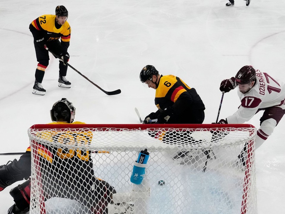 Fotka zo zápasu Nemecko - Lotyšsko na ZOH 2026.