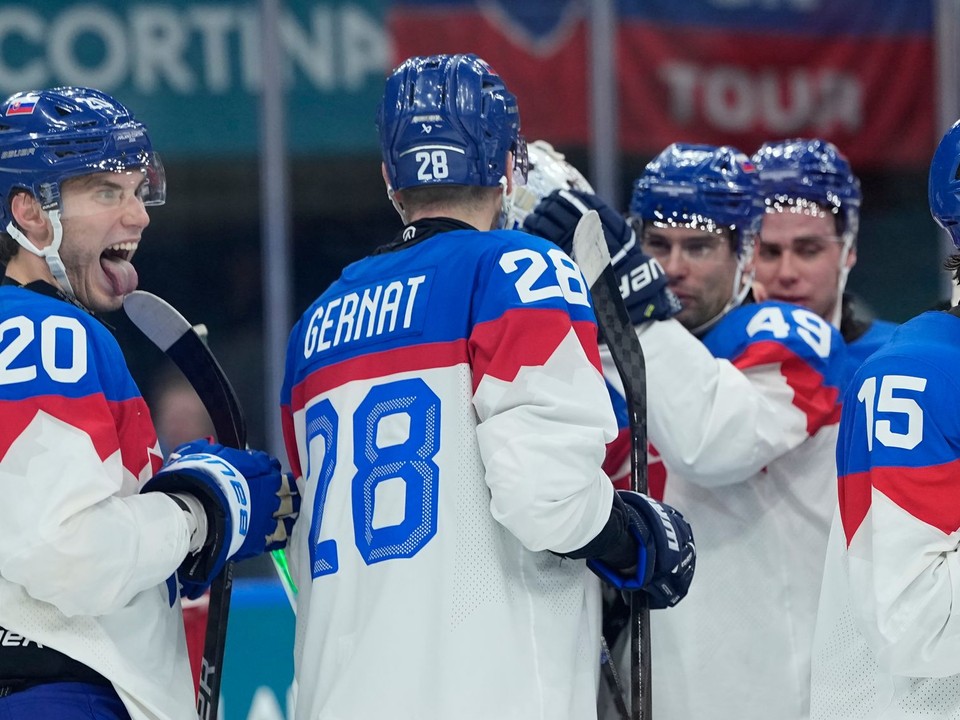 Slovenskí hokejisti po výhre nad Švédskom na ZOH 2026.