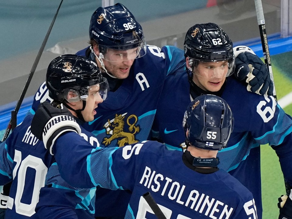 Hokejisti Fínska oslavujú gól do siete Talianska na ZOH 2026.