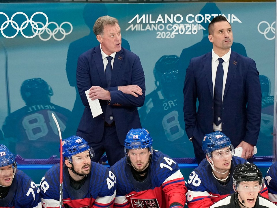 Tréner Radim Rulík (vľavo hore) na lavičke Česka počas ZOH 2026. 