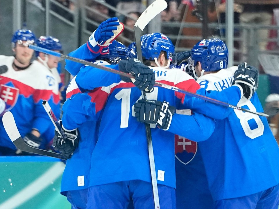Hokejisti Slovenska oslavujú gól. 