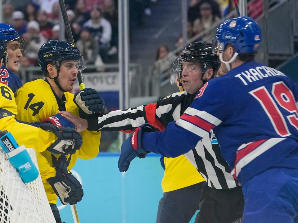 Na snímke hokejista Švédska Joel Eriksson Ek (14) a hráč USA Matthew Tkachuk (19).