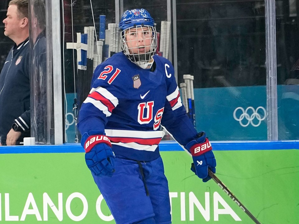 Kapitánka amerických hokejistiek Hilary Knightová počas ZOH 2026.