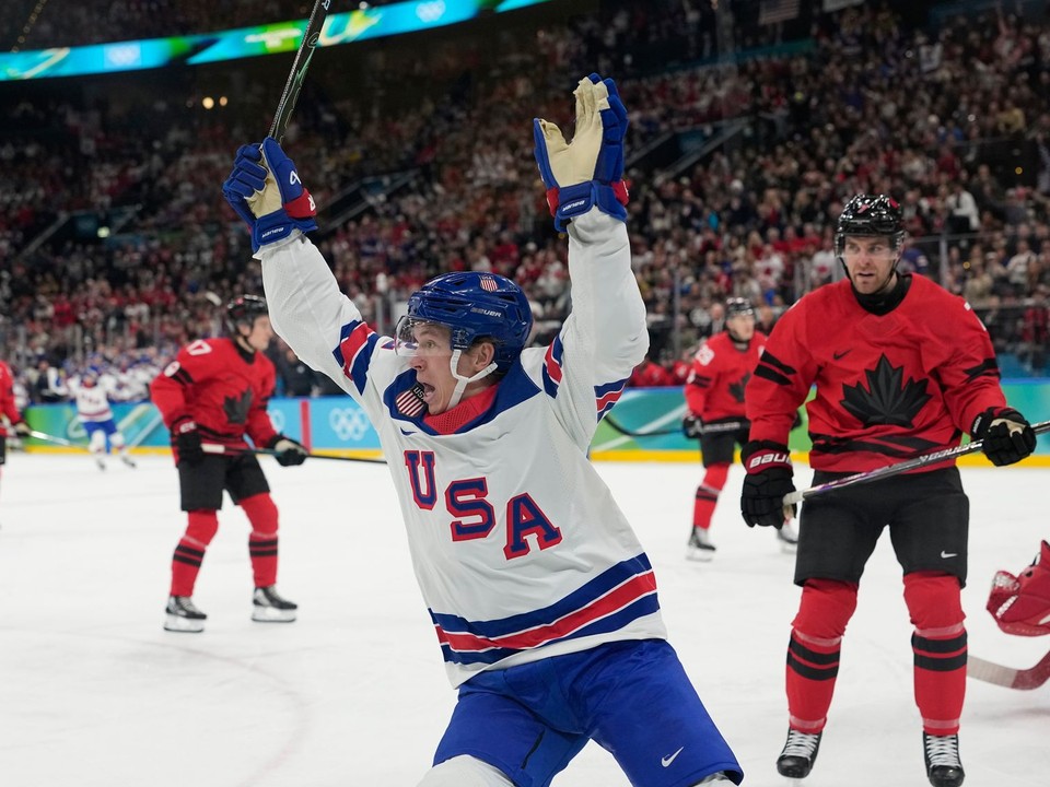 Americký hokejista Matt Boldy (uprostred) sa raduje z úvodného gólu počas finálového duelu Kanada - USA.