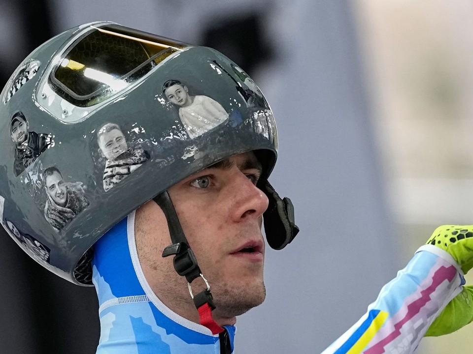Ukrajinský skeletonista Vladislav Heraskevič má prilbu s vyobrazenými ukrajinskými športovcami.