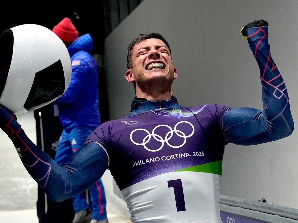 Matt Weston oslavuje zlato.