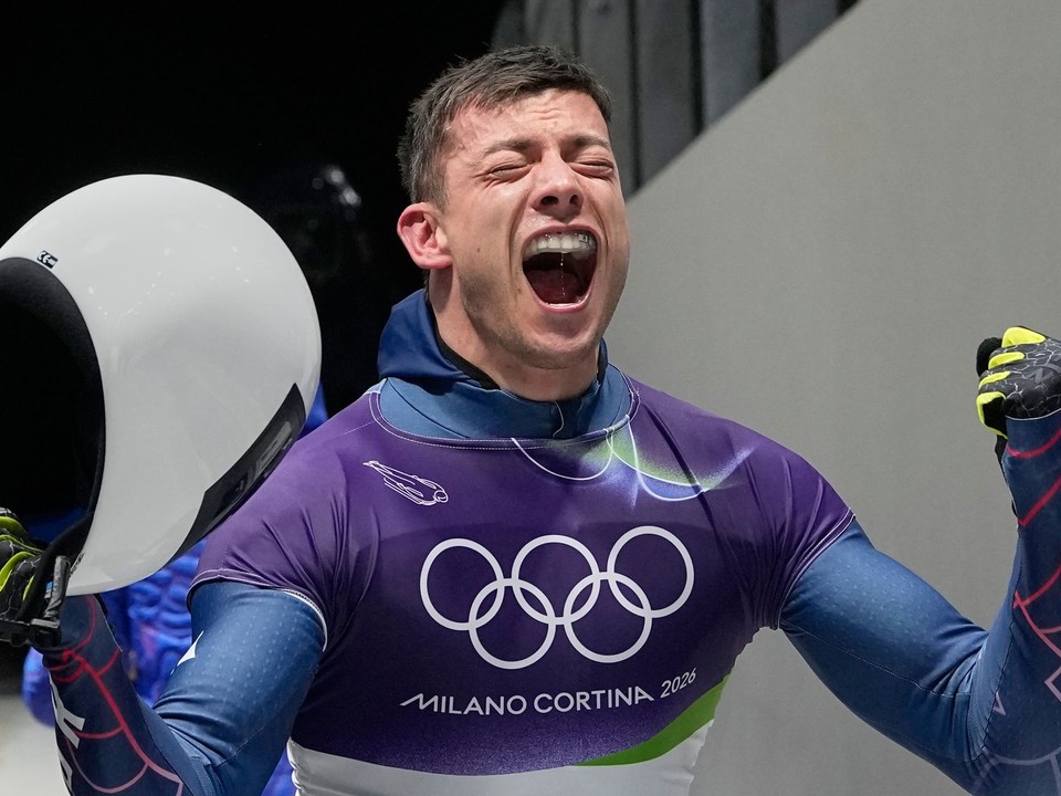 Matt Weston oslavuje zisk zlatej medaily na ZOH 2026 v Miláne a Cortine. 