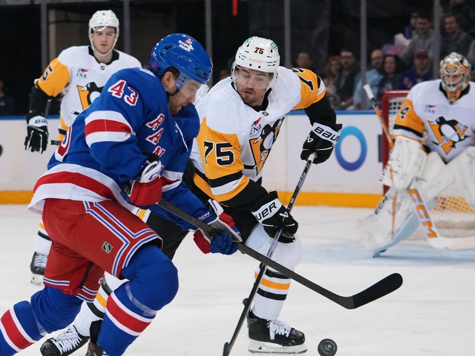 Momentka zo zápasu New York Rangers - Pittsburgh Penguins.