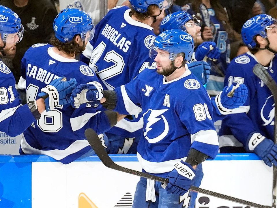 Slovenský hokejový obranca Erik Černák (vľavo) z Tampa Bay Lightning sa teší z gólu, ktorý strelil jeho spoluhráč Nikita Kučerov
