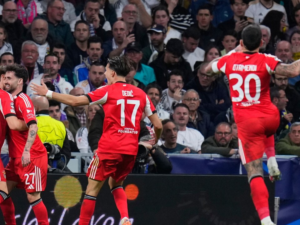 Hráč Rafa Silva (druhý vľavo) z Benfica Lisabon sa teší z gólu so spoluhráčmi.