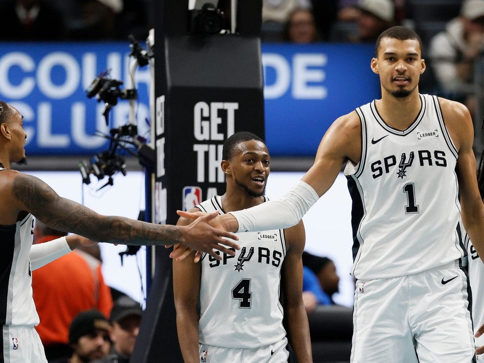 Rozohrávač tímu San Antonio Spurs Devin Vassell (vľavo) oslavuje s krídelníkom Victor Wembanyama (1).