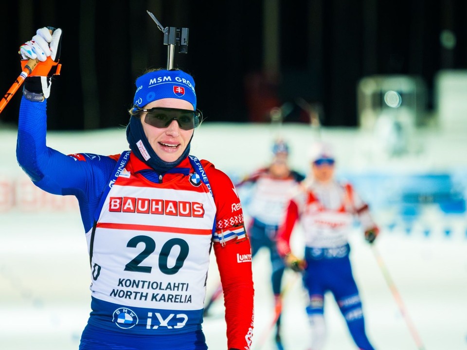 Paulína Bátovská Fialková sa raduje v cieli vytrvalostných pretekov na 15 km na podujatí Svetového pohára vo fínskom Kontiolahti.