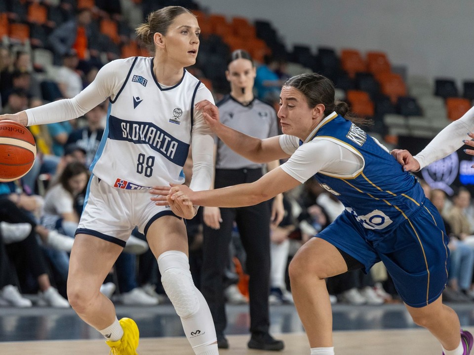 Natália Martišková (Slovensko) a Ioanna Kiprianouová (Cyprus) v kvalifikačnom zápase na ME 2027 v C - skupine.