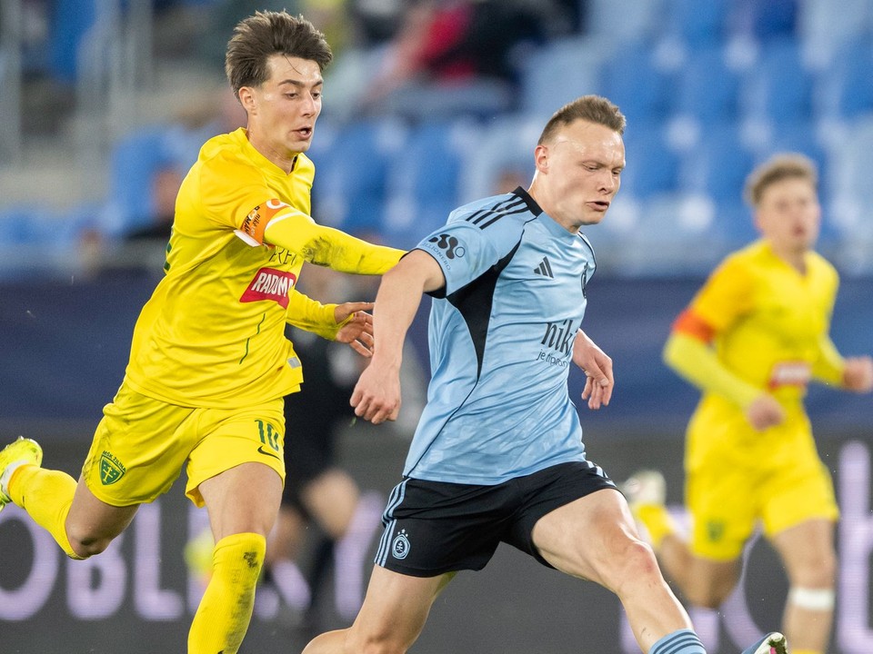 Nino Marcelli (Slovan) a Andrei Florea (Žilina) vo futbalovom zápase 2. kola nadstavby Niké ligy o titul. 