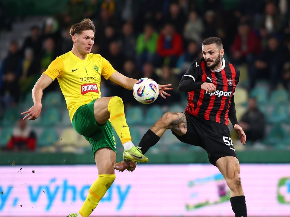 Zľava Marko Roginič (Žilina) a Erik Sabo (Trnava) bojujú o loptu v zápase 1. kola nadstavbovej časti futbalovej Niké ligy.