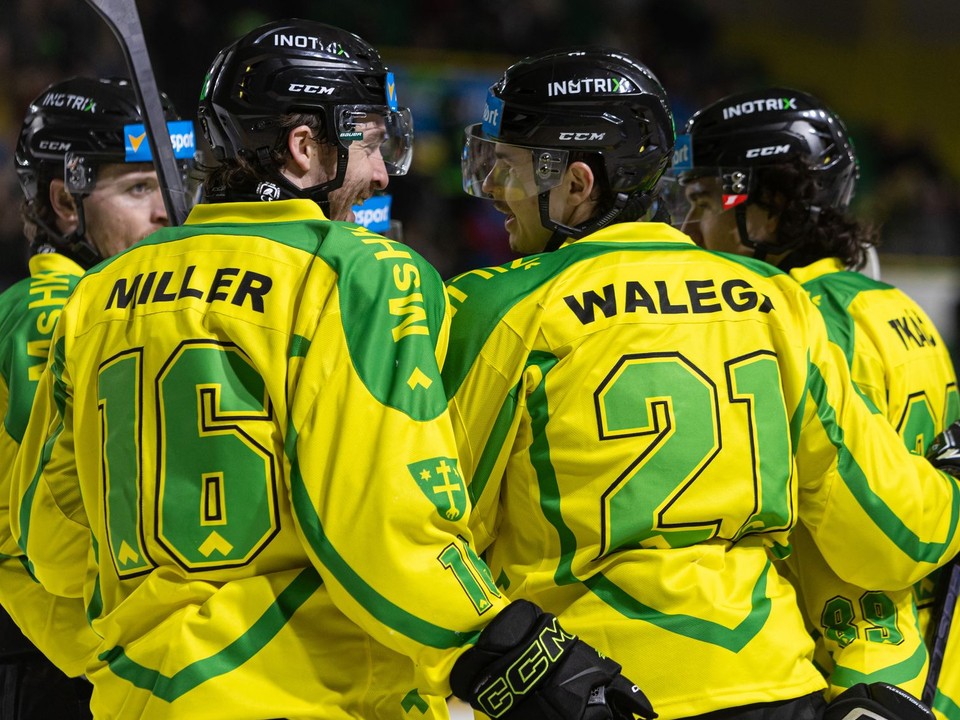 Hráči Žiliny sa radujú z gólu v zápase 54. kola hokejovej Tipsport ligy medzi Vlci Žilina a HK Spišská Nová Ves.