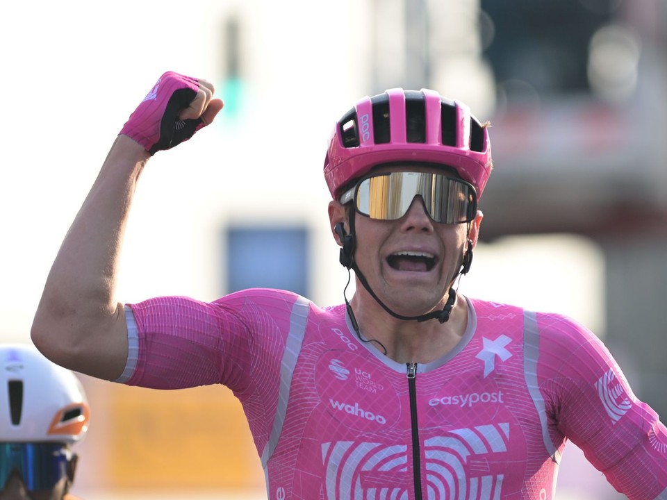 Luke Lamperti vyhráva prvú etapu na Paríž-Nice.