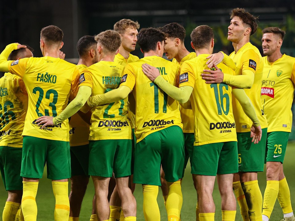 Na snímke hráči Žiliny sa radujú z gólu počas zápasu štvrťfinále Slovnaft Cupu.