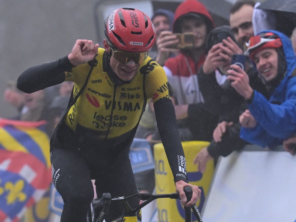 Jonas Vingegaard sa teší v cieli.