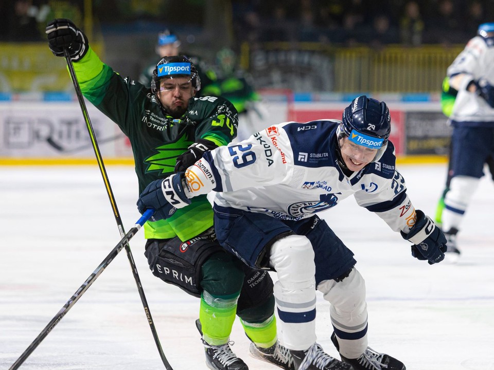 Jozef Baláž (Žilina) a Samuel Fereta (Poprad) bojujú o puk.