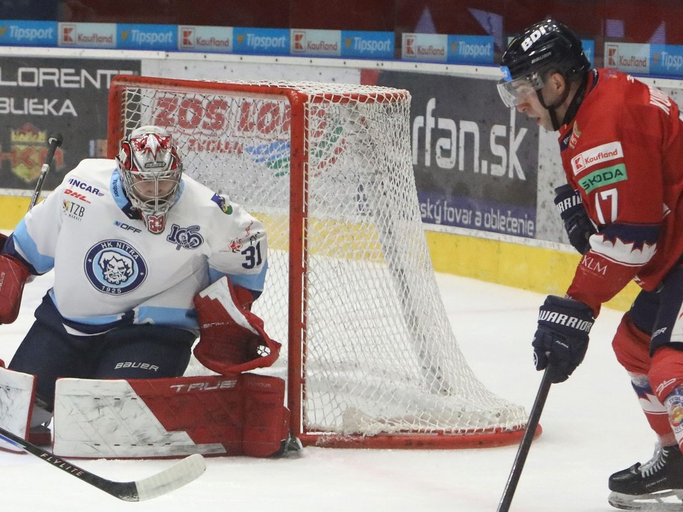 Na snímke zľava brankár Nitry Šika Gadzhiev a Andrej Kudrna (Zvolen).