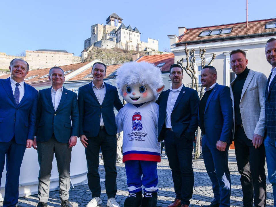 Zľava primátor mesta Trenčín Richard Rybníček, starosta mestskej časti Bratislava – Ružinov Martin Chren, prezident SZĽH Miroslav Šatan, riaditeľ turnaja MS 2026 U18 Roman Sýkora, generálny sekretár SZĽH Miroslav Lažo, hokejová legenda Marián Hossa a hokejová legenda Marián Gáborík počas tlačovej konferencie.