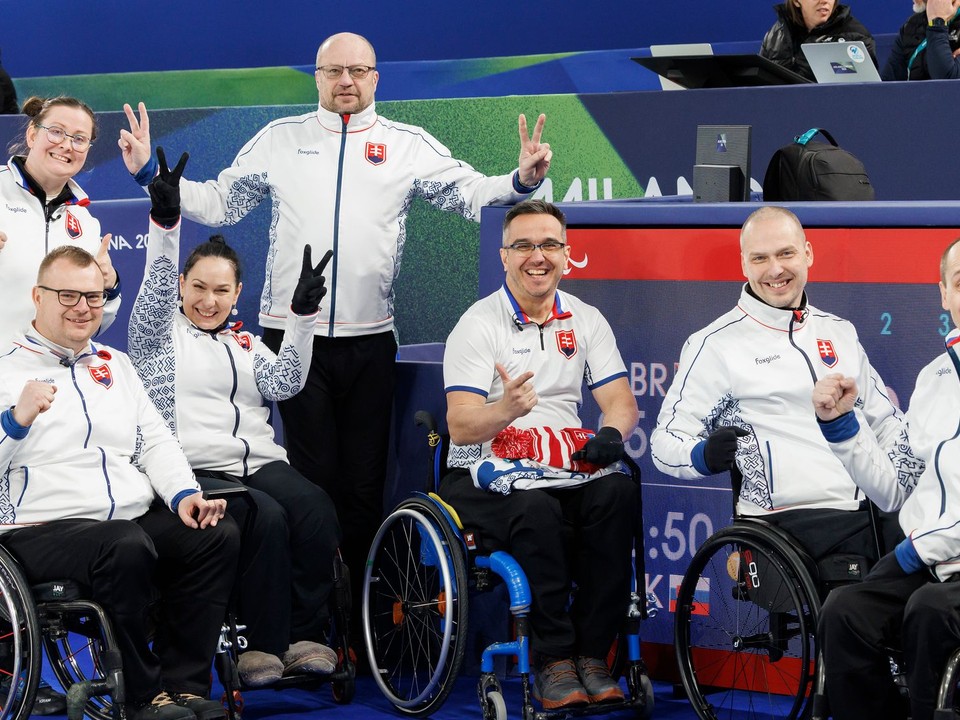Na snímke slovenskí reprezentanti v curlingu sa tešia z výhry.